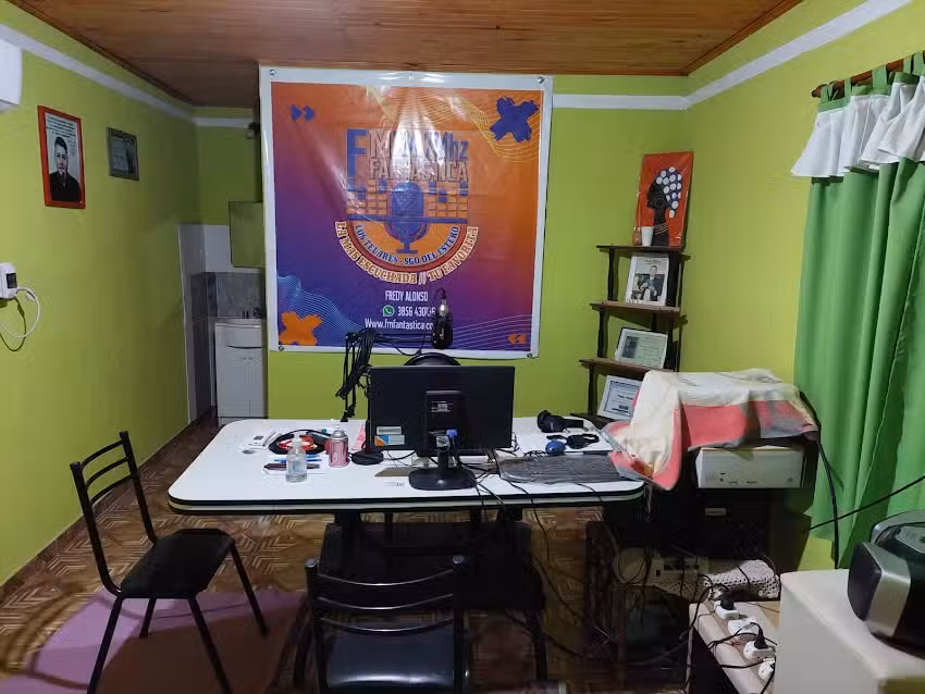 Estudios de Radio &ldquo;FM FANT&Aacute;STICA 104.7MHz&rdquo;