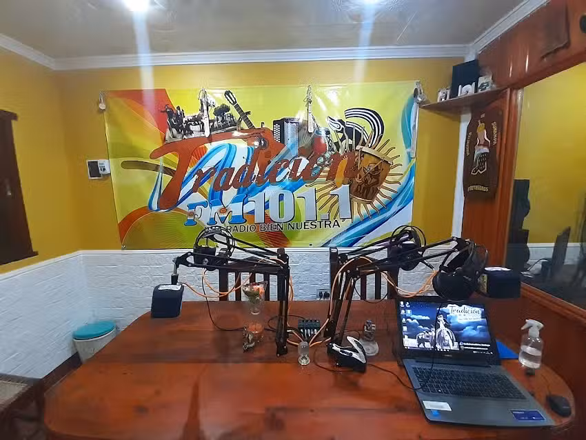 FM Tradici&oacute;n 101.1 Mhz.