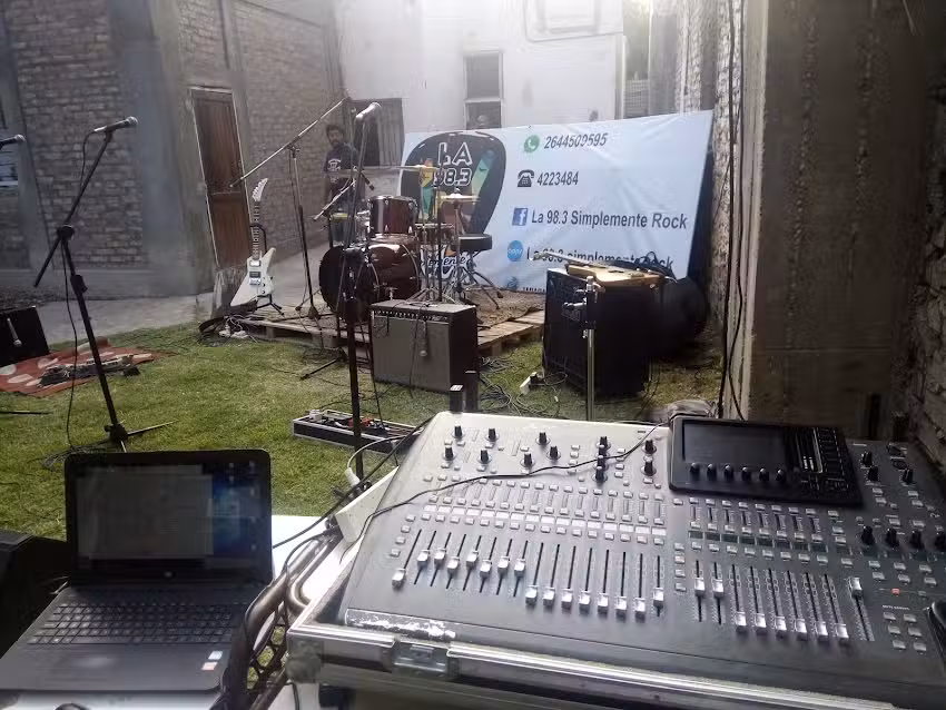 La 98.3 Simplemente Rock