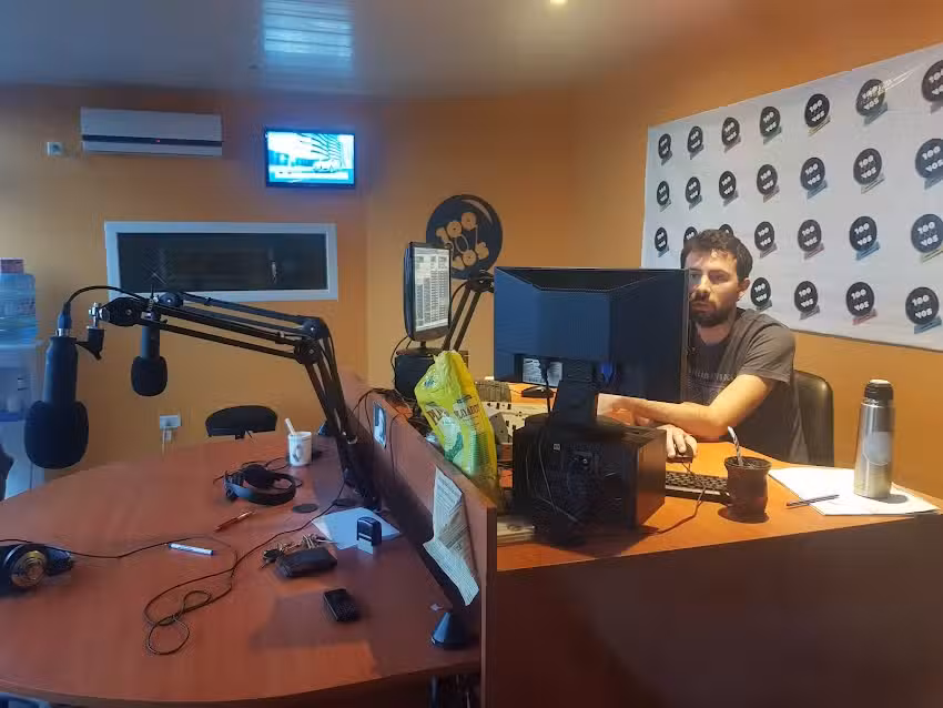 Radio FM La 100 Lincoln