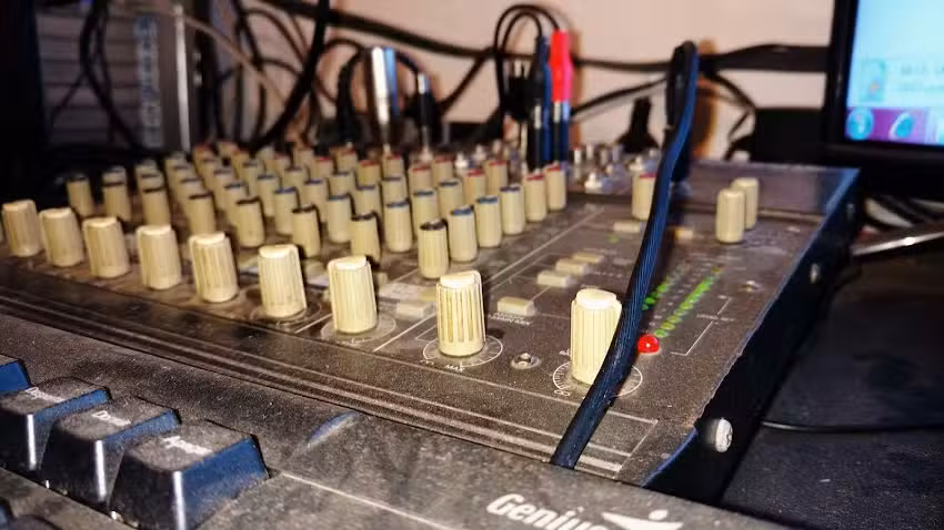 Radio La Zona 97.9 FM